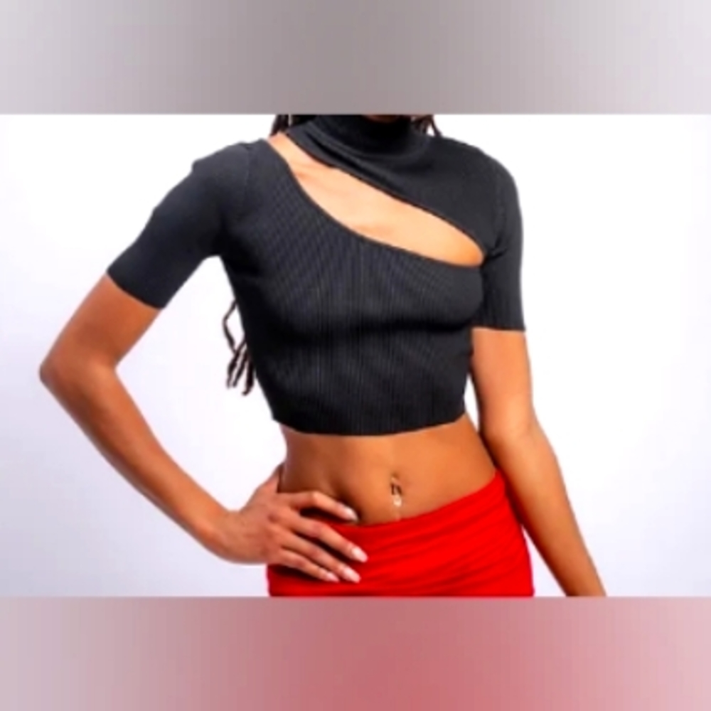 Sliced Crop Top In Black